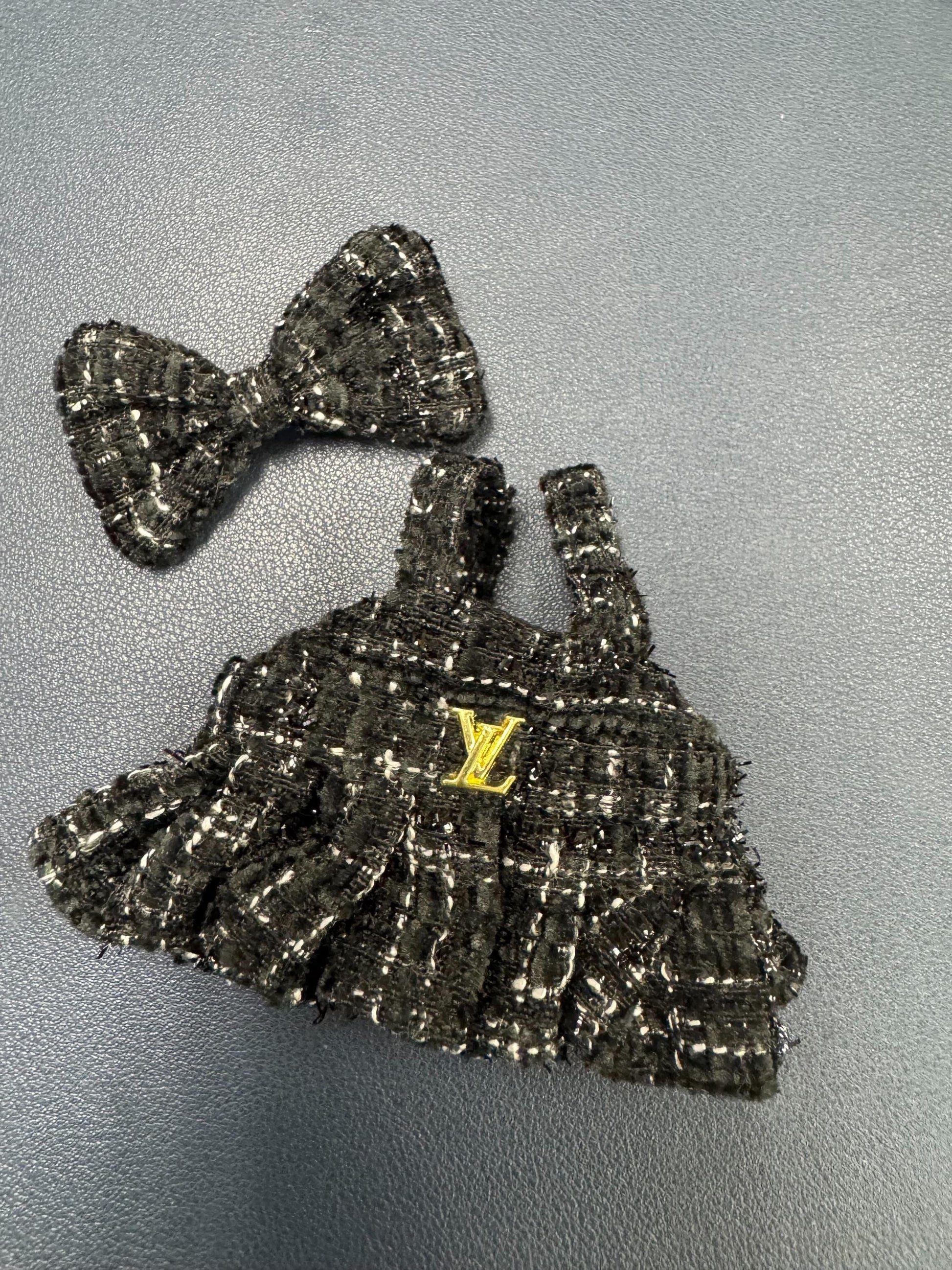 Mini couture-style clothing set for Labubu dolls with black dress and chic accessories